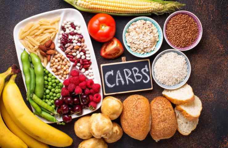 Degli alimenti di vario tipo con carboidrati al loro interno