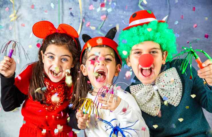 Dei bambini fanno festa a Carnevale