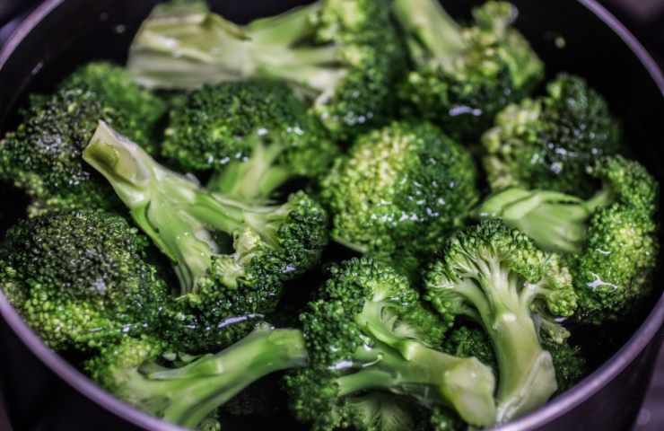 Dei broccoli messi a lessare