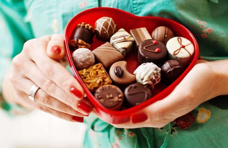 Dei cioccolatini in una confezione a forma di cuore