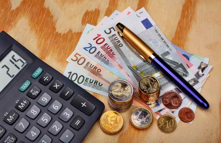 Delle banconote in euro con una calcolatrice ed una penna