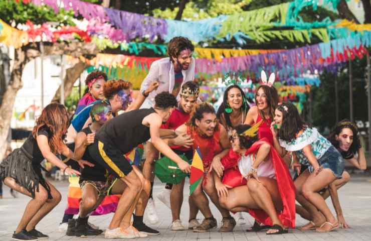 Delle persone fanno festa al Carnevale di Rio (Foto Canva - Inran.it 04022023)