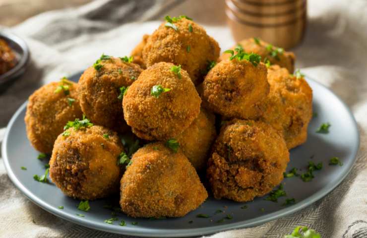 Delle polpette impanate appena preparate