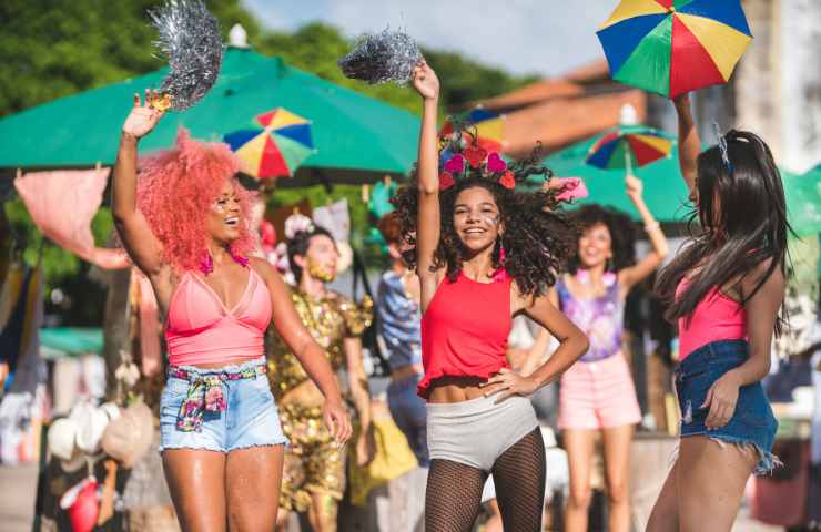 Delle ragazze fanno festa al Carnevale di Rio