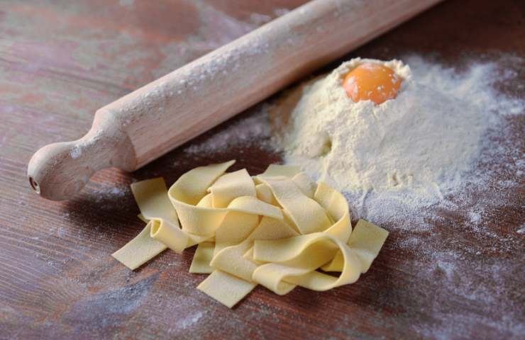 Delle tagliatelle fatte in casa e gli ingredienti necessari