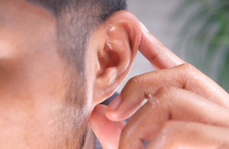 Dettaglio di un orecchio maschile