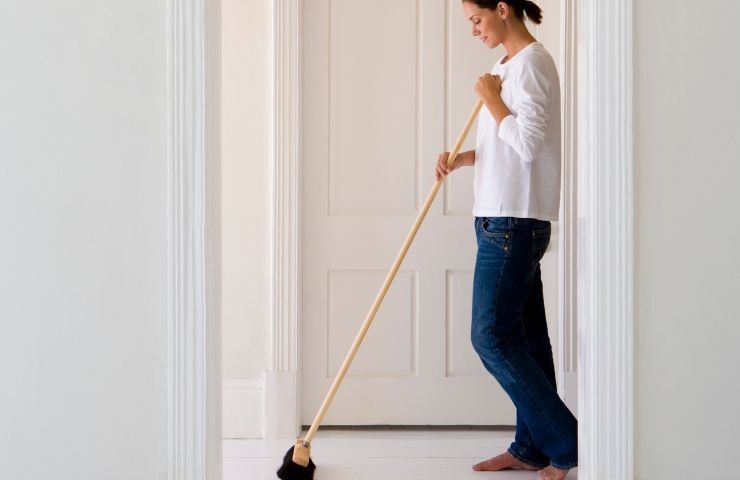 pulire pavimento casa