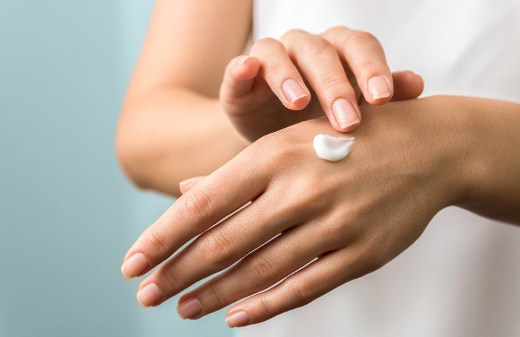 mani screpolate rimedio crema
