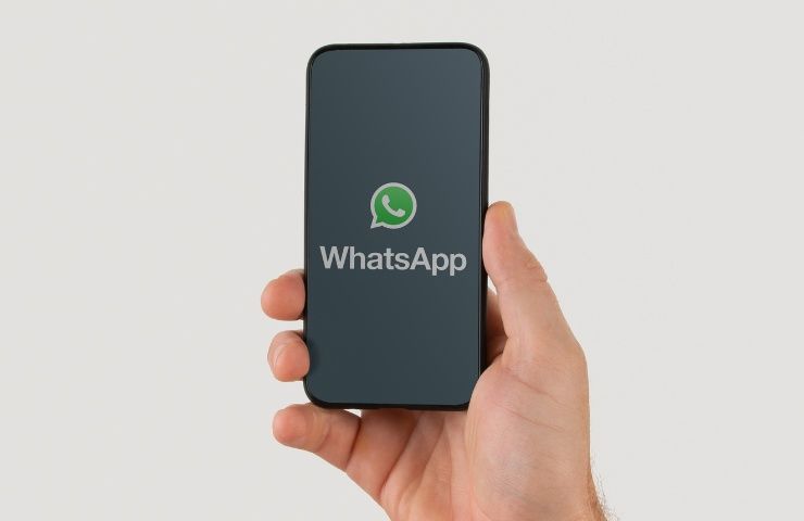 Il logo di Whatsapp su uno smartphone