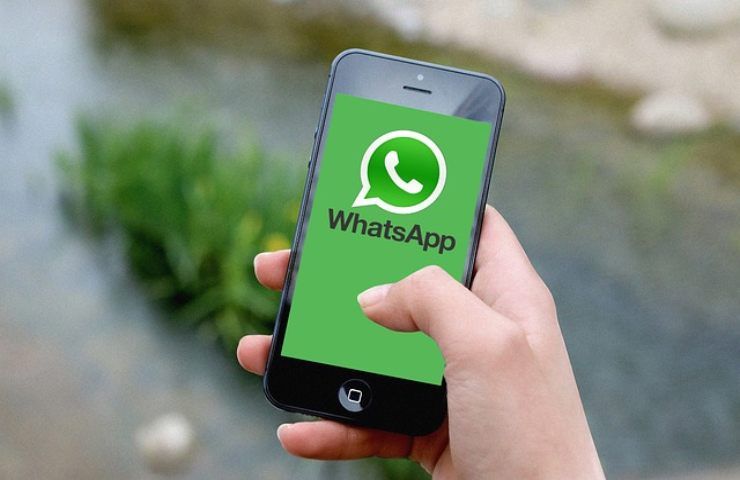 Il logo di Whatsapp su uno smartphone