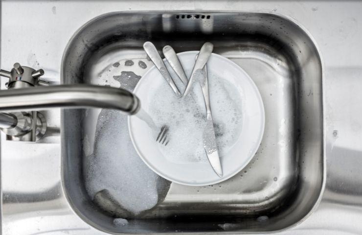 lavare i piatti con meno acqua