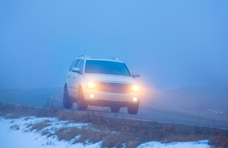 come affrotare la nebbia quando si guida