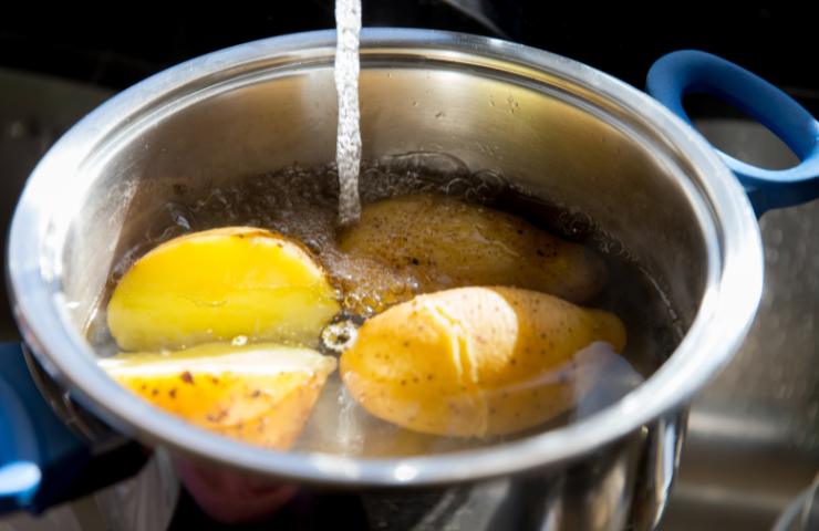 Patate in una pentola ricolma di acqua