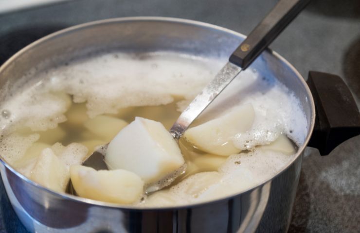 Patate messe a lessare in una pentola