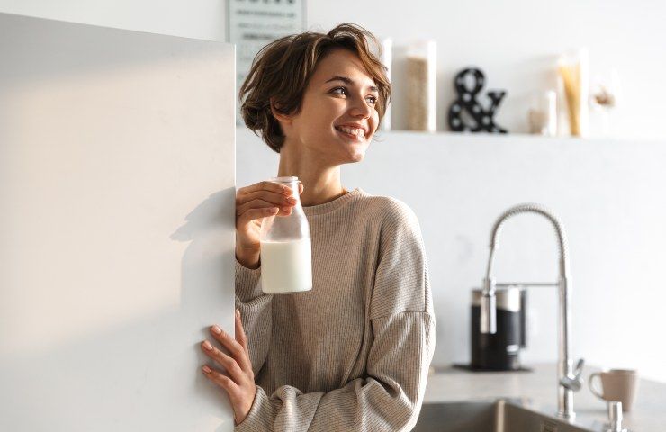 bere latte signora bicchiere mano
