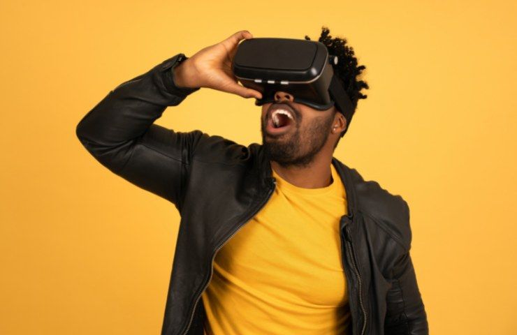 Un giovane con un casco della realtà virtuale