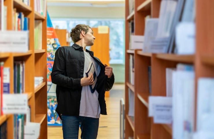 Un uomo mentre ruba in modo compulsivo