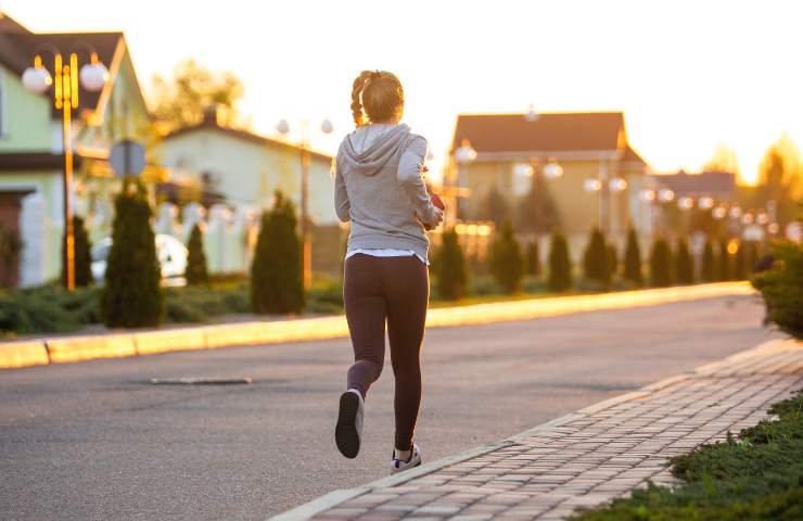 Una donna che fa jogging