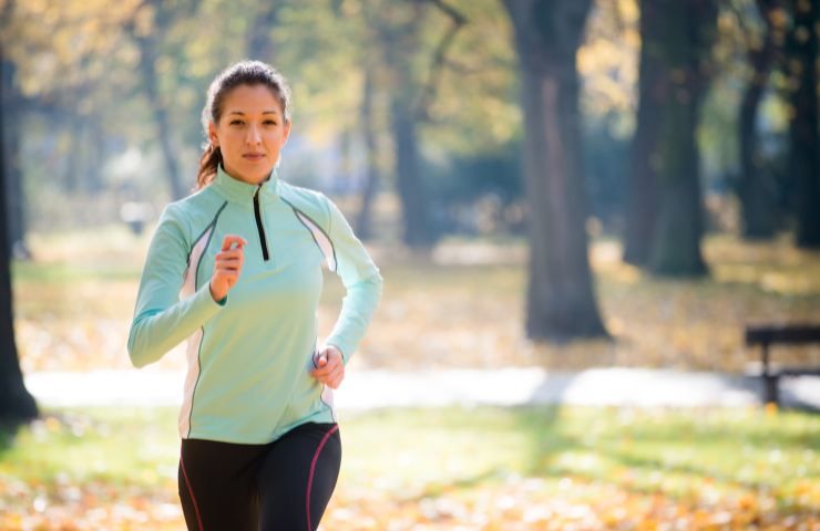 Una donna che fa jogging