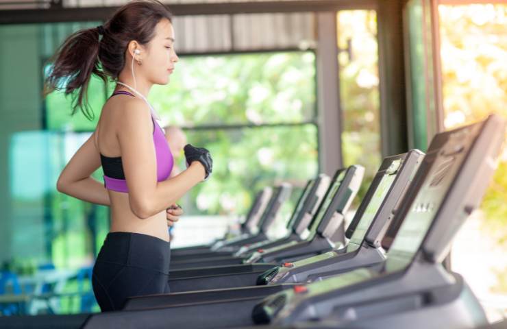 Una ragazza che si allena in palestra