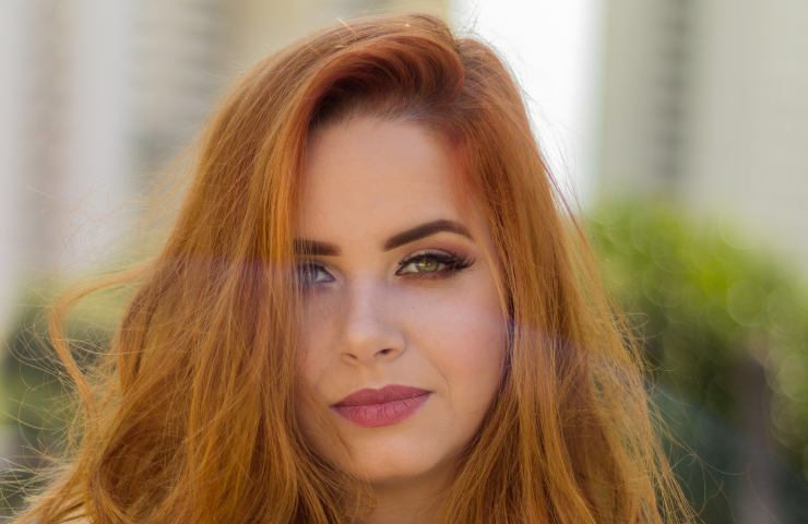 Una donna con capelli rossi ed occhi verdi