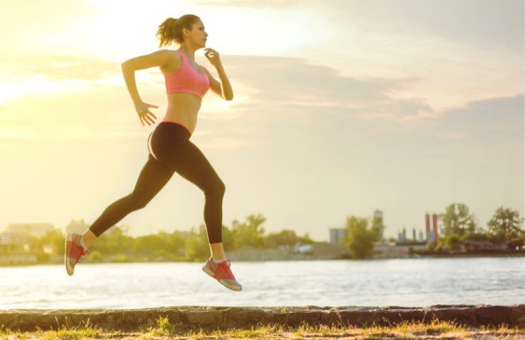 Una donna impegnata a fare jogging 