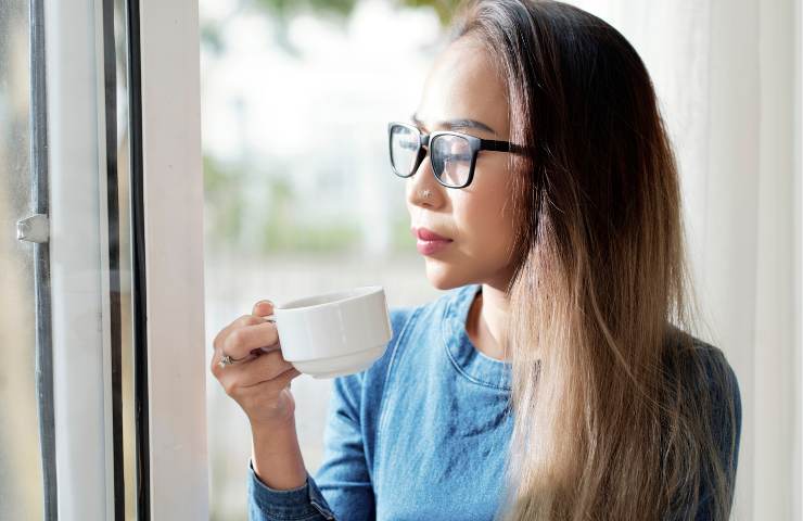 Una ragazza che beve del caffè