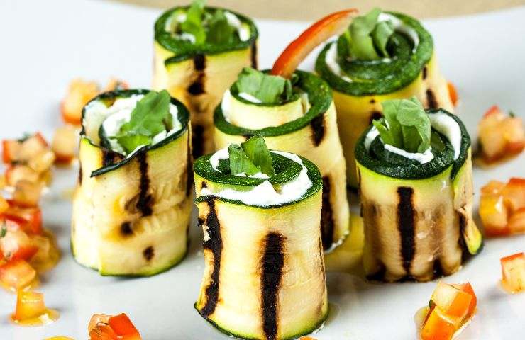 preparazione involtini zucchine ricotta