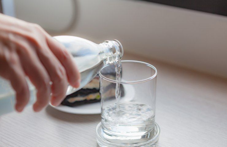 acqua versata bicchiere