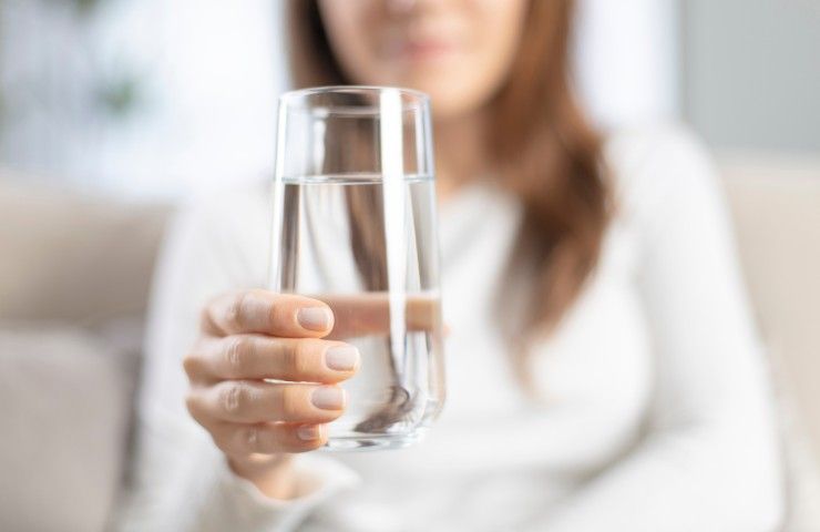 Bicchiere acqua donna