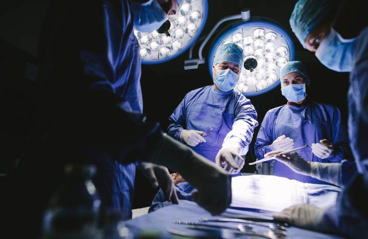Chirurghi al lavoro in una sala operatoria