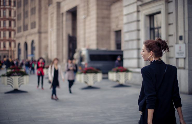 Delle persone che passeggiano in centro città