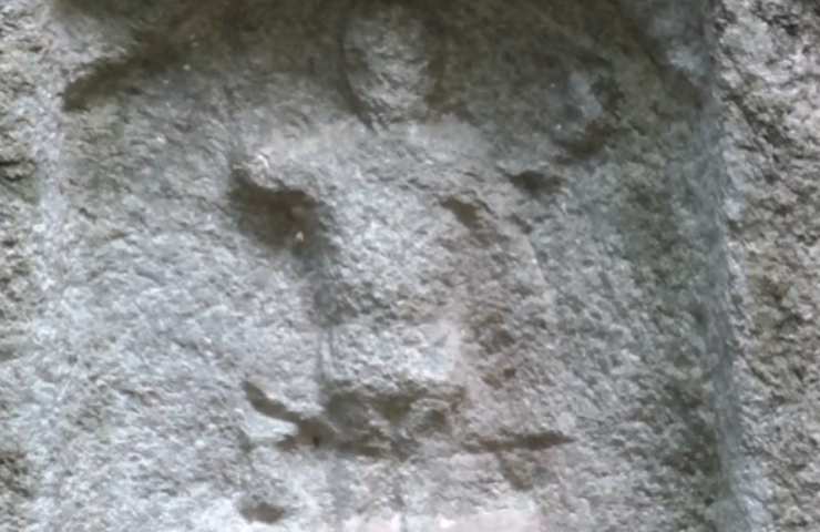 Dettaglio della scultura nella roccia in Val di Susa