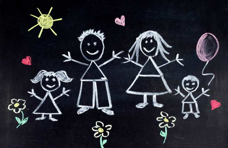 Disegno con gesso di una famiglia felice