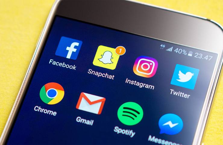 Diverse icone social su smartphone