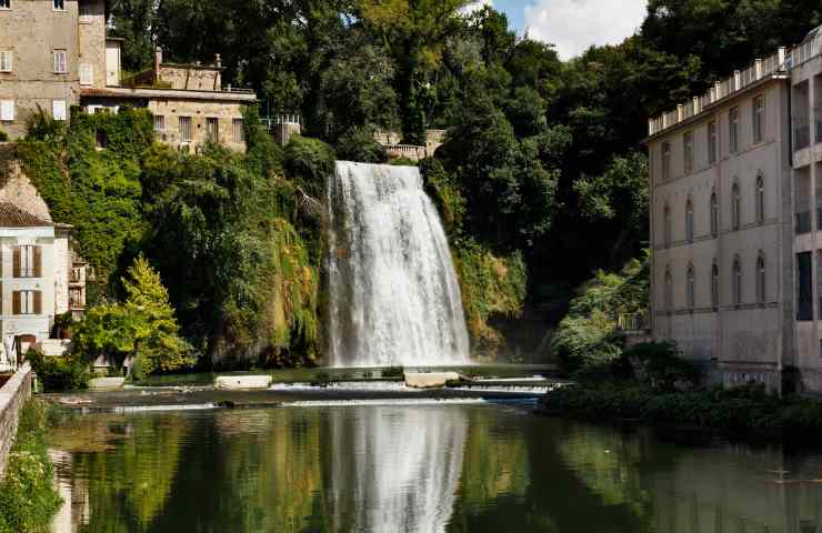 Dove si trova la città con la cascata