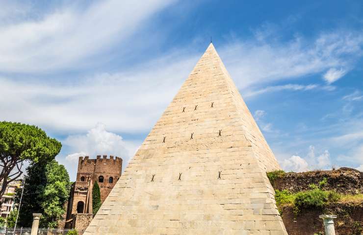 La Piramide Cestia vista da vicino