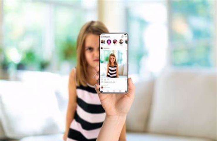 Sharenting Francia propone blocco foto figli social