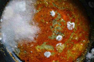 particolare della muffa in un vasetto