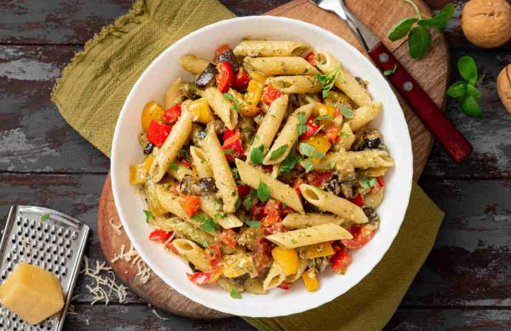 Pasta in bianco peperoni e ricotta salata