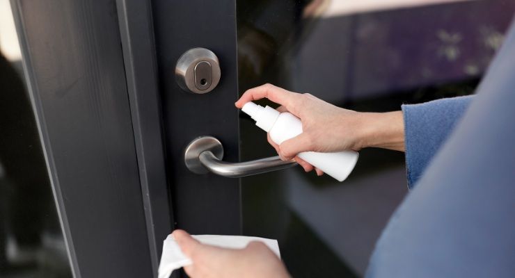 Lacca per capelli sulle maniglie delle porte