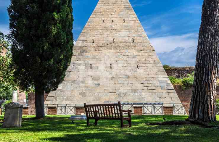 Scorcio suggestivo della Piramide Cestia