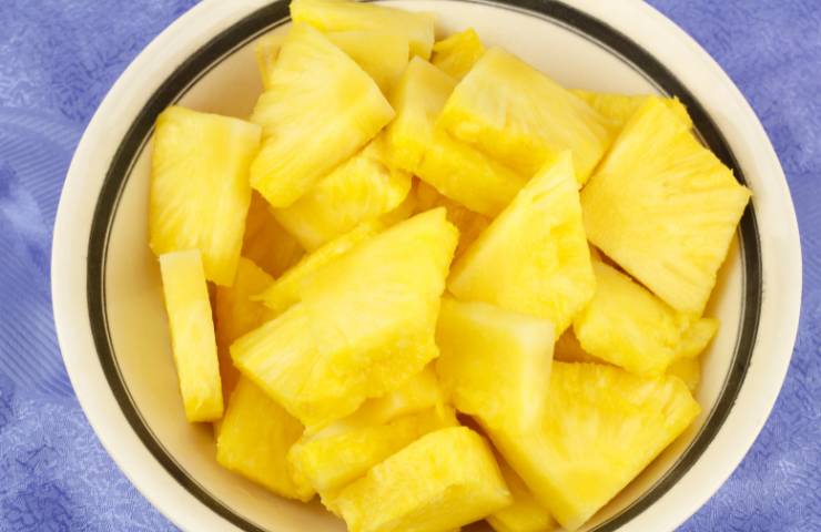 Un ananas tagliato a pezzettoni
