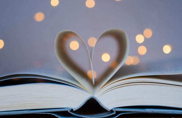 Un cuore formato da due pagine unite in un libro