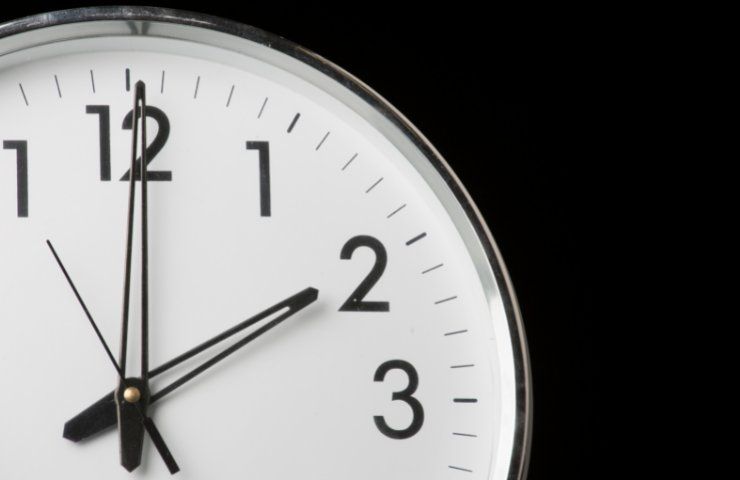 Un orologio da parete con le lancette sulle 02:00