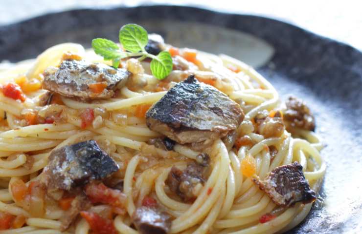 Un piatto di pasta con le sarde