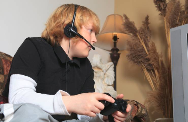 Un ragazzino impegnato in una sessione online