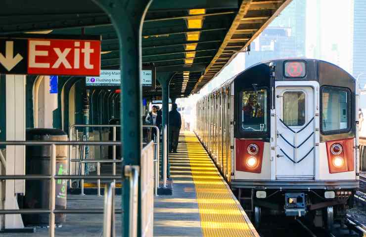 Un treno in una stazione