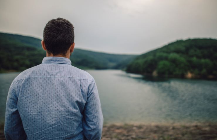 Un uomo con la sua solitudine