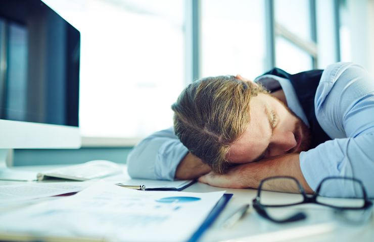 Un uomo in preda alla stanchezza